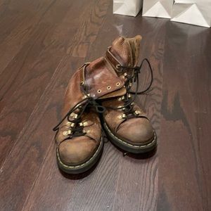 Dr. Martens combat boots. Im not sure the size but I’m around a 6.5 to a 7.